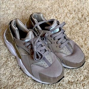 Nike Huaraches Gray Tan Athletic Shoe 7.5